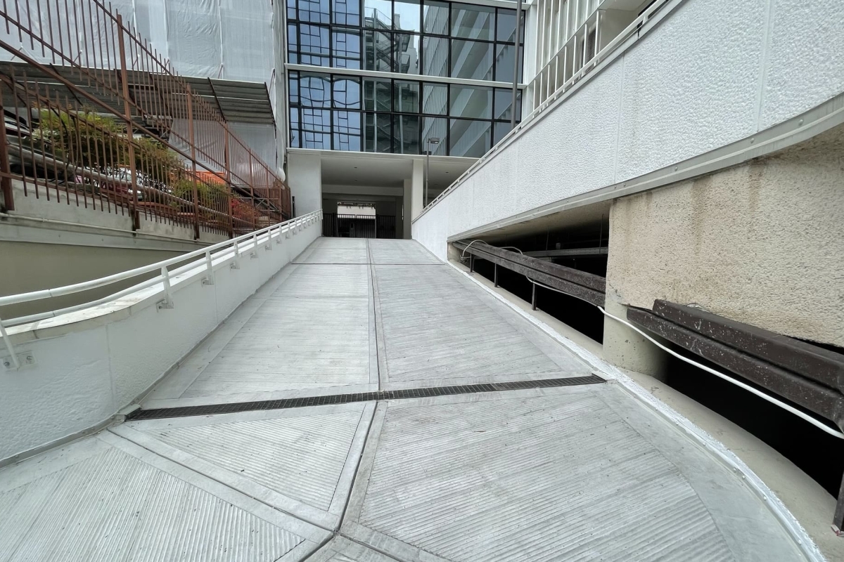 Rifacimento rampa carrabile palazzo uffici Rifacimento rampa carrabile palazzo uffici